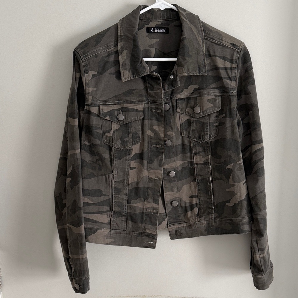 d. jeans Women's Camo Print Jean Jacket. Size Medium